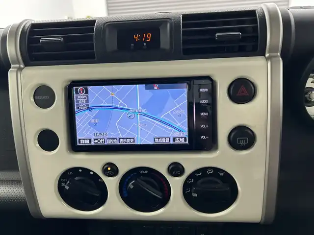 トヨタ ＦＪクルーザー 三重県 2014(平26)年 5.3万km ホワイト /純正ナビ//フルセグ/CD/Bluetooth//バックカメラ//ETC//ステアリングスイッチ//ＯＰサイドステップ//コーナーセンサー//リモコンキー//ライトレベライザー//フロアマット