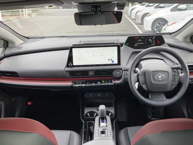 トヨタ プリウス Z 佐賀県 2025(令7)年 0.9万km グレー ワンオーナー/純正12.3インチディスプレイオーディオ/パノラマミックビューモニター/プリクラッシュセーフティ/レーンディパーチャーアラート/オートハイビーム/アダプティブクルーズコントロール/クリアランスソナー/ブラインドスポットモニター/リアクロストラフィックアラート/電動パーキングブレーキ/オートブレーキホールド/パーキングアシスト/デジタルインナーミラー/置くだけ充電/レザーシート/パワーシート/シートヒーター/エアシート/ステアリングヒーター/ステアリングリモコン/パワートランク/ETC2.0/プッシュスタート/スマートキー/LEDヘッドライト/社外アルミホイール/アッシュグレー（1M2)