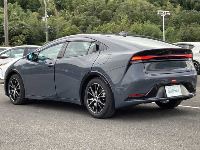 トヨタ プリウス Z 佐賀県 2025(令7)年 0.9万km グレー ワンオーナー/純正12.3インチディスプレイオーディオ/パノラマミックビューモニター/プリクラッシュセーフティ/レーンディパーチャーアラート/オートハイビーム/アダプティブクルーズコントロール/クリアランスソナー/ブラインドスポットモニター/リアクロストラフィックアラート/電動パーキングブレーキ/オートブレーキホールド/パーキングアシスト/デジタルインナーミラー/置くだけ充電/レザーシート/パワーシート/シートヒーター/エアシート/ステアリングヒーター/ステアリングリモコン/パワートランク/ETC2.0/プッシュスタート/スマートキー/LEDヘッドライト/社外アルミホイール/アッシュグレー（1M2)