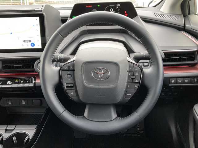 トヨタ プリウス Z 佐賀県 2025(令7)年 0.9万km グレー ワンオーナー/純正12.3インチディスプレイオーディオ/パノラマミックビューモニター/プリクラッシュセーフティ/レーンディパーチャーアラート/オートハイビーム/アダプティブクルーズコントロール/クリアランスソナー/ブラインドスポットモニター/リアクロストラフィックアラート/電動パーキングブレーキ/オートブレーキホールド/パーキングアシスト/デジタルインナーミラー/置くだけ充電/レザーシート/パワーシート/シートヒーター/エアシート/ステアリングヒーター/ステアリングリモコン/パワートランク/ETC2.0/プッシュスタート/スマートキー/LEDヘッドライト/社外アルミホイール/アッシュグレー（1M2)