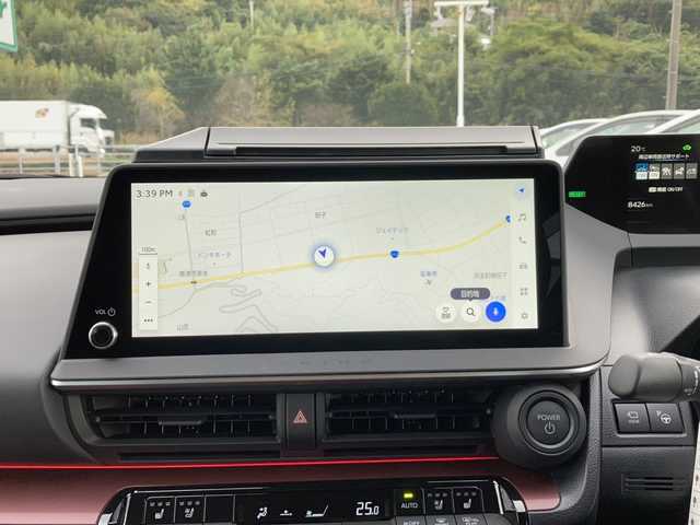 トヨタ プリウス Z 佐賀県 2025(令7)年 0.9万km グレー ワンオーナー/純正12.3インチディスプレイオーディオ/パノラマミックビューモニター/プリクラッシュセーフティ/レーンディパーチャーアラート/オートハイビーム/アダプティブクルーズコントロール/クリアランスソナー/ブラインドスポットモニター/リアクロストラフィックアラート/電動パーキングブレーキ/オートブレーキホールド/パーキングアシスト/デジタルインナーミラー/置くだけ充電/レザーシート/パワーシート/シートヒーター/エアシート/ステアリングヒーター/ステアリングリモコン/パワートランク/ETC2.0/プッシュスタート/スマートキー/LEDヘッドライト/社外アルミホイール/アッシュグレー（1M2)