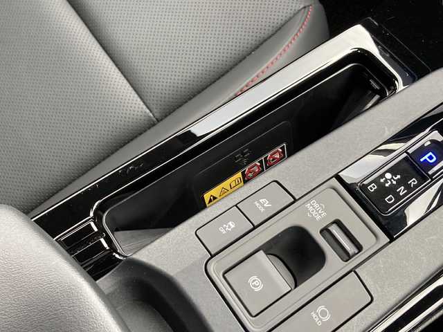 トヨタ プリウス Z 佐賀県 2025(令7)年 0.9万km グレー ワンオーナー/純正12.3インチディスプレイオーディオ/パノラマミックビューモニター/プリクラッシュセーフティ/レーンディパーチャーアラート/オートハイビーム/アダプティブクルーズコントロール/クリアランスソナー/ブラインドスポットモニター/リアクロストラフィックアラート/電動パーキングブレーキ/オートブレーキホールド/パーキングアシスト/デジタルインナーミラー/置くだけ充電/レザーシート/パワーシート/シートヒーター/エアシート/ステアリングヒーター/ステアリングリモコン/パワートランク/ETC2.0/プッシュスタート/スマートキー/LEDヘッドライト/社外アルミホイール/アッシュグレー（1M2)