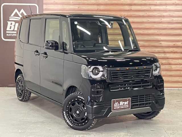 ホンダ Ｎ ＢＯＸ 道央・札幌 2024(令6)年 0.5万km クリスタルブラックパール AIS検査済み/【2502023902】/純正LEDヘッドライト/オートライト/オートマチックハイビーム/片側パワースライドドア/ディスプレイオーディオ/ドライブレコーダー/USB入力端子/ETC/コーナーセンサー/バックカメラ/フロントカメラ/アクセル踏み間違い防止装置/レーンキープアシスト/衝突被害軽減ブレーキ/15インチAW　エクストリームJ XJ07（社外）/TOYOオープンカントリーR/T　165/65-15（新品）（社外）/1インチリフトアップキット（社外）/ダムド　Angieフェイスチェンジキット（社外）/社外パーツ取付済