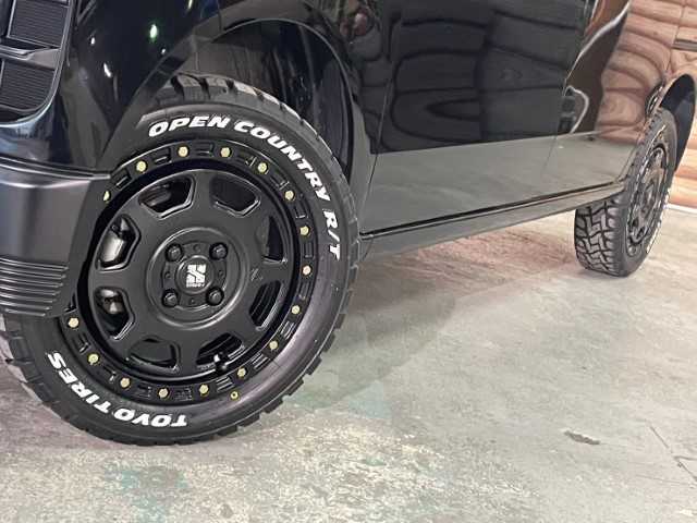 ホンダ Ｎ ＢＯＸ 道央・札幌 2024(令6)年 0.5万km クリスタルブラックパール AIS検査済み/【2502023902】/純正LEDヘッドライト/オートライト/オートマチックハイビーム/片側パワースライドドア/ディスプレイオーディオ/ドライブレコーダー/USB入力端子/ETC/コーナーセンサー/バックカメラ/フロントカメラ/アクセル踏み間違い防止装置/レーンキープアシスト/衝突被害軽減ブレーキ/15インチAW　エクストリームJ XJ07（社外）/TOYOオープンカントリーR/T　165/65-15（新品）（社外）/1インチリフトアップキット（社外）/ダムド　Angieフェイスチェンジキット（社外）/社外パーツ取付済