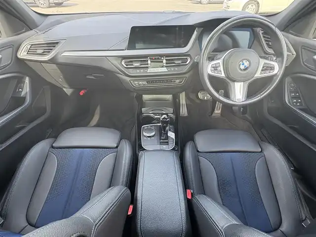 ＢＭＷ １１８ｄ Mスポーツ 大分県 2022(令4)年 5.5万km ガンＭ ・ナビ(BT/Spotify/USB)/・バックカメラ/・サンルーフ/・衝突軽減ブレーキ/・ドライブレコーダー/・ETC/・ブラインドスポットモニター/・コーナーセンサー/・パワーシート/・シートメモリー/・MTモード付きAT/・ドライブモード/・ステアリングリモコン/・クルーズコントロール/・置くだけ充電/・スマートキー/・プッシュスタートボタン