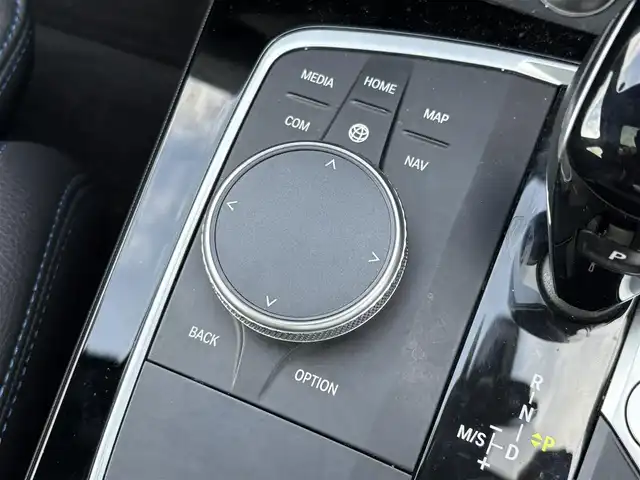 ＢＭＷ １１８ｄ Mスポーツ 大分県 2022(令4)年 5.5万km ガンＭ ・ナビ(BT/Spotify/USB)/・バックカメラ/・サンルーフ/・衝突軽減ブレーキ/・ドライブレコーダー/・ETC/・ブラインドスポットモニター/・コーナーセンサー/・パワーシート/・シートメモリー/・MTモード付きAT/・ドライブモード/・ステアリングリモコン/・クルーズコントロール/・置くだけ充電/・スマートキー/・プッシュスタートボタン