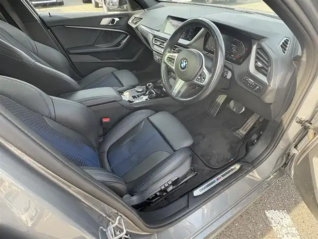 ＢＭＷ １１８ｄ Mスポーツ 大分県 2022(令4)年 5.5万km ガンＭ ・ナビ(BT/Spotify/USB)/・バックカメラ/・サンルーフ/・衝突軽減ブレーキ/・ドライブレコーダー/・ETC/・ブラインドスポットモニター/・コーナーセンサー/・パワーシート/・シートメモリー/・MTモード付きAT/・ドライブモード/・ステアリングリモコン/・クルーズコントロール/・置くだけ充電/・スマートキー/・プッシュスタートボタン