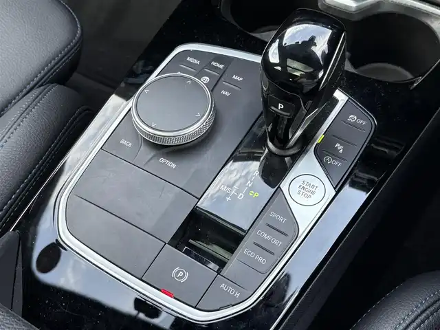 ＢＭＷ １１８ｄ Mスポーツ 大分県 2022(令4)年 5.5万km ガンＭ ・ナビ(BT/Spotify/USB)/・バックカメラ/・サンルーフ/・衝突軽減ブレーキ/・ドライブレコーダー/・ETC/・ブラインドスポットモニター/・コーナーセンサー/・パワーシート/・シートメモリー/・MTモード付きAT/・ドライブモード/・ステアリングリモコン/・クルーズコントロール/・置くだけ充電/・スマートキー/・プッシュスタートボタン