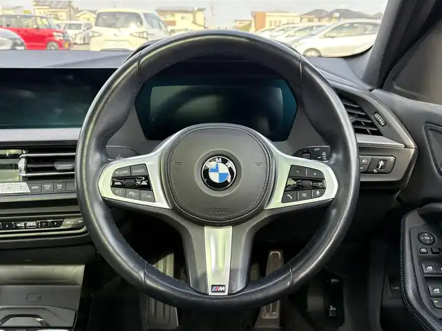 ＢＭＷ １１８ｄ Mスポーツ 大分県 2022(令4)年 5.5万km ガンＭ ・ナビ(BT/Spotify/USB)/・バックカメラ/・サンルーフ/・衝突軽減ブレーキ/・ドライブレコーダー/・ETC/・ブラインドスポットモニター/・コーナーセンサー/・パワーシート/・シートメモリー/・MTモード付きAT/・ドライブモード/・ステアリングリモコン/・クルーズコントロール/・置くだけ充電/・スマートキー/・プッシュスタートボタン
