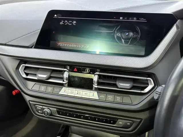 ＢＭＷ １１８ｄ Mスポーツ 大分県 2022(令4)年 5.5万km ガンＭ ・ナビ(BT/Spotify/USB)/・バックカメラ/・サンルーフ/・衝突軽減ブレーキ/・ドライブレコーダー/・ETC/・ブラインドスポットモニター/・コーナーセンサー/・パワーシート/・シートメモリー/・MTモード付きAT/・ドライブモード/・ステアリングリモコン/・クルーズコントロール/・置くだけ充電/・スマートキー/・プッシュスタートボタン