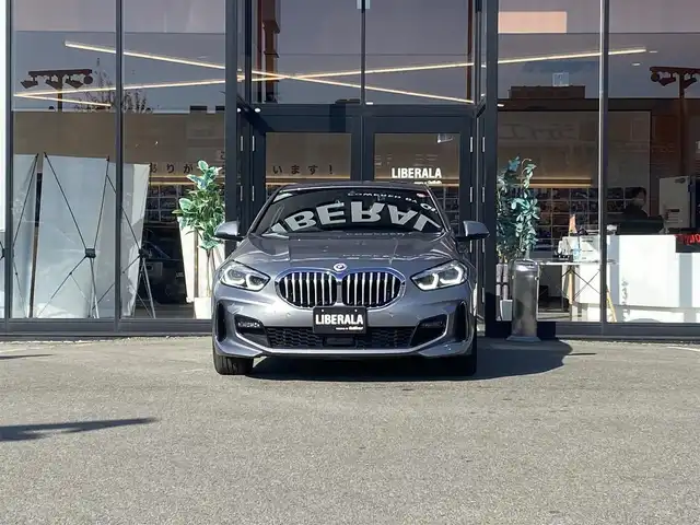 ＢＭＷ １１８ｄ Mスポーツ 福岡県 2022(令4)年 5.5万km ガンＭ ・サンルーフ/・アクティブクルーズコントロール/・純正ナビ/Bluetooth/USB/cayplay/・バックカメラ/・ドライブレコーダー/・ミラー型ETC/・純正18AW/・保証書/・取扱説明書/・LEDライト