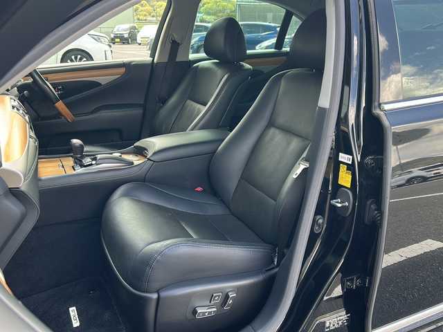 レクサス ＬＳ 460 バージョンC 福岡県 2015(平27)年 10.1万km ブラック 純正メモリナビ（B9056）/（AM/FM/CD/DVD/Blu-ray/BT/フルセグTV）/クルーズコントロール/シートヒーター/エアシート/シートメモリ/ステアリングヒーター/バックカメラ/コーナーセンサー/横滑り防止装置/盗難防止装置/プッシュスタートボタン/アイドリングストップ/スマートキー/スペアキー（２個）/純正フロアマット/純正１８インチアルミホイール/純正キセノンヘッドライト/ETC/ドライブレコーダー/取扱説明書