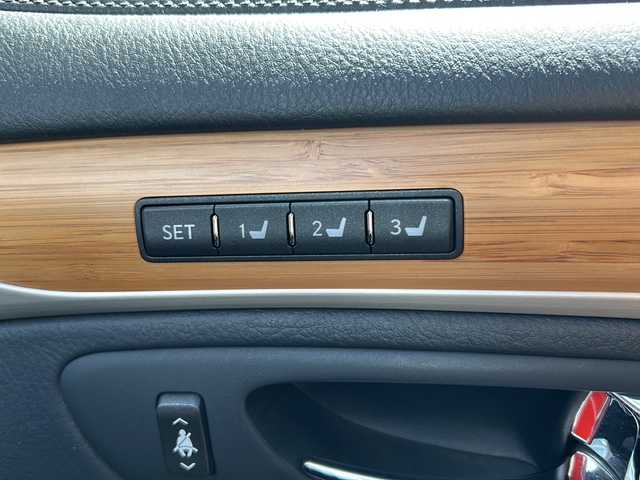 レクサス ＬＳ 460 バージョンC 福岡県 2015(平27)年 10.1万km ブラック 純正メモリナビ（B9056）/（AM/FM/CD/DVD/Blu-ray/BT/フルセグTV）/クルーズコントロール/シートヒーター/エアシート/シートメモリ/ステアリングヒーター/バックカメラ/コーナーセンサー/横滑り防止装置/盗難防止装置/プッシュスタートボタン/アイドリングストップ/スマートキー/スペアキー（２個）/純正フロアマット/純正１８インチアルミホイール/純正キセノンヘッドライト/ETC/ドライブレコーダー/取扱説明書
