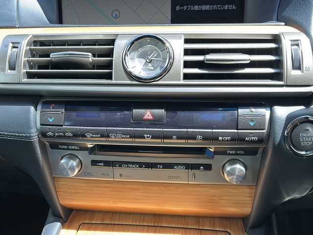 レクサス ＬＳ 460 バージョンC 福岡県 2015(平27)年 10.1万km ブラック 純正メモリナビ（B9056）/（AM/FM/CD/DVD/Blu-ray/BT/フルセグTV）/クルーズコントロール/シートヒーター/エアシート/シートメモリ/ステアリングヒーター/バックカメラ/コーナーセンサー/横滑り防止装置/盗難防止装置/プッシュスタートボタン/アイドリングストップ/スマートキー/スペアキー（２個）/純正フロアマット/純正１８インチアルミホイール/純正キセノンヘッドライト/ETC/ドライブレコーダー/取扱説明書