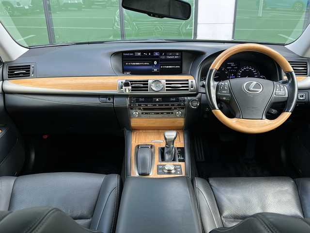 レクサス ＬＳ 460 バージョンC 福岡県 2015(平27)年 10.1万km ブラック 純正メモリナビ（B9056）/（AM/FM/CD/DVD/Blu-ray/BT/フルセグTV）/クルーズコントロール/シートヒーター/エアシート/シートメモリ/ステアリングヒーター/バックカメラ/コーナーセンサー/横滑り防止装置/盗難防止装置/プッシュスタートボタン/アイドリングストップ/スマートキー/スペアキー（２個）/純正フロアマット/純正１８インチアルミホイール/純正キセノンヘッドライト/ETC/ドライブレコーダー/取扱説明書