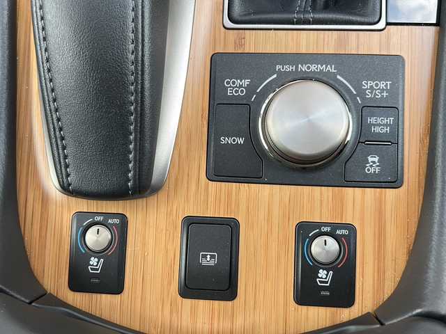 レクサス ＬＳ 460 バージョンC 福岡県 2015(平27)年 10.1万km ブラック 純正メモリナビ（B9056）/（AM/FM/CD/DVD/Blu-ray/BT/フルセグTV）/クルーズコントロール/シートヒーター/エアシート/シートメモリ/ステアリングヒーター/バックカメラ/コーナーセンサー/横滑り防止装置/盗難防止装置/プッシュスタートボタン/アイドリングストップ/スマートキー/スペアキー（２個）/純正フロアマット/純正１８インチアルミホイール/純正キセノンヘッドライト/ETC/ドライブレコーダー/取扱説明書