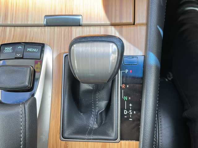レクサス ＬＳ 460 バージョンC 福岡県 2015(平27)年 10.1万km ブラック 純正メモリナビ（B9056）/（AM/FM/CD/DVD/Blu-ray/BT/フルセグTV）/クルーズコントロール/シートヒーター/エアシート/シートメモリ/ステアリングヒーター/バックカメラ/コーナーセンサー/横滑り防止装置/盗難防止装置/プッシュスタートボタン/アイドリングストップ/スマートキー/スペアキー（２個）/純正フロアマット/純正１８インチアルミホイール/純正キセノンヘッドライト/ETC/ドライブレコーダー/取扱説明書