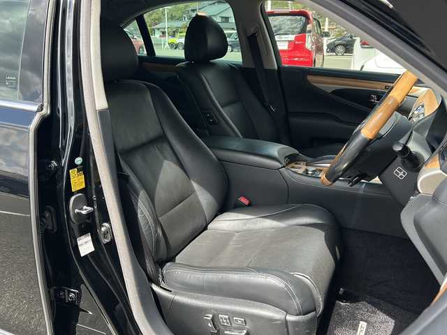 レクサス ＬＳ 460 バージョンC 福岡県 2015(平27)年 10.1万km ブラック 純正メモリナビ（B9056）/（AM/FM/CD/DVD/Blu-ray/BT/フルセグTV）/クルーズコントロール/シートヒーター/エアシート/シートメモリ/ステアリングヒーター/バックカメラ/コーナーセンサー/横滑り防止装置/盗難防止装置/プッシュスタートボタン/アイドリングストップ/スマートキー/スペアキー（２個）/純正フロアマット/純正１８インチアルミホイール/純正キセノンヘッドライト/ETC/ドライブレコーダー/取扱説明書