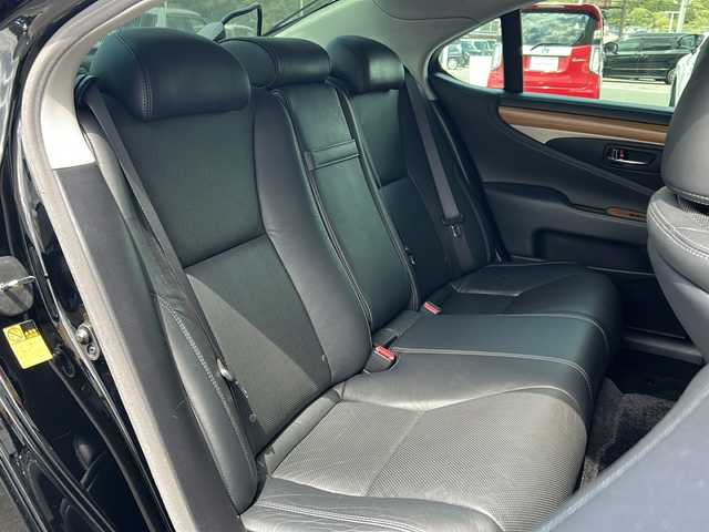 レクサス ＬＳ 460 バージョンC 福岡県 2015(平27)年 10.1万km ブラック 純正メモリナビ（B9056）/（AM/FM/CD/DVD/Blu-ray/BT/フルセグTV）/クルーズコントロール/シートヒーター/エアシート/シートメモリ/ステアリングヒーター/バックカメラ/コーナーセンサー/横滑り防止装置/盗難防止装置/プッシュスタートボタン/アイドリングストップ/スマートキー/スペアキー（２個）/純正フロアマット/純正１８インチアルミホイール/純正キセノンヘッドライト/ETC/ドライブレコーダー/取扱説明書