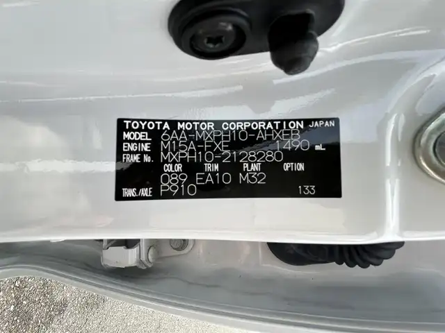 トヨタ ヤリス ハイブリッド Z 佐賀県 2023(令5)年 1万km プラチナホワイトパールマイカ 純正8型ディスプレイオーディオ/・AM/FM/BT/Appple Car Play/Android Auto//・パノラミックビューモニター/・ナビ機能付き/・TVキャンセラー/シートヒーター「運転席/助手席」/ハーフレザーシート/社外センターコンソール/純正前方ドライブレコーダー/純正フロアマット/純正ドアバイザー/新車保証書/取扱説明書/スペアキー1本/Toyota Safety Sense/・プリクラッシュセーフティ/・レーンディパーチャーアラート/・レーントレーシングアシスト（車線中央維持支援）/・アダプティブクルーズコントロール（全車速追従機能付）/・ロードサインアシスト（道路標識認識）/・パーキングサポートブレーキ/・インテリジェントクリアランスソナー/・ブラインドスポットモニター/・リアクロストラフィックオートブレーキ/・ドライバー異常時対応システム/・先行車発進告知機能/・SRSエアバッグ（運転席・助手席＋サイド＋カーテン）/・電子制御ブレーキシステム（ABS・EBD・ブレーキアシスト）/・VSC（車両安定制御システム）/・TRC（トラクションコントロール）/・緊急ブレーキシグナル/・ヒルスタートアシストコントロール