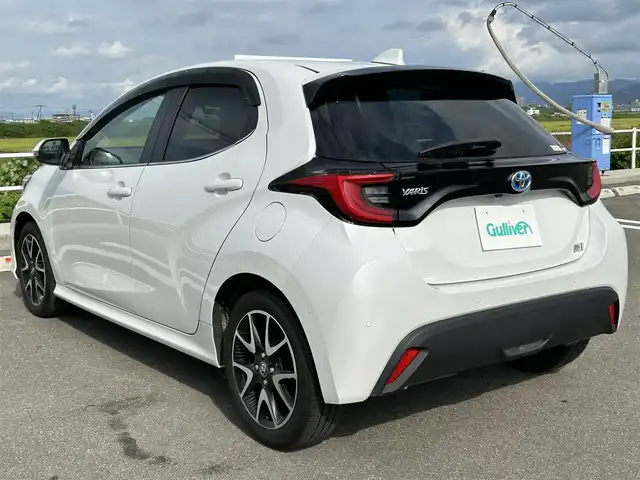 トヨタ ヤリス ハイブリッド Z 佐賀県 2023(令5)年 1万km プラチナホワイトパールマイカ 純正8型ディスプレイオーディオ/・AM/FM/BT/Appple Car Play/Android Auto//・パノラミックビューモニター/・ナビ機能付き/・TVキャンセラー/シートヒーター「運転席/助手席」/ハーフレザーシート/社外センターコンソール/純正前方ドライブレコーダー/純正フロアマット/純正ドアバイザー/新車保証書/取扱説明書/スペアキー1本/Toyota Safety Sense/・プリクラッシュセーフティ/・レーンディパーチャーアラート/・レーントレーシングアシスト（車線中央維持支援）/・アダプティブクルーズコントロール（全車速追従機能付）/・ロードサインアシスト（道路標識認識）/・パーキングサポートブレーキ/・インテリジェントクリアランスソナー/・ブラインドスポットモニター/・リアクロストラフィックオートブレーキ/・ドライバー異常時対応システム/・先行車発進告知機能/・SRSエアバッグ（運転席・助手席＋サイド＋カーテン）/・電子制御ブレーキシステム（ABS・EBD・ブレーキアシスト）/・VSC（車両安定制御システム）/・TRC（トラクションコントロール）/・緊急ブレーキシグナル/・ヒルスタートアシストコントロール