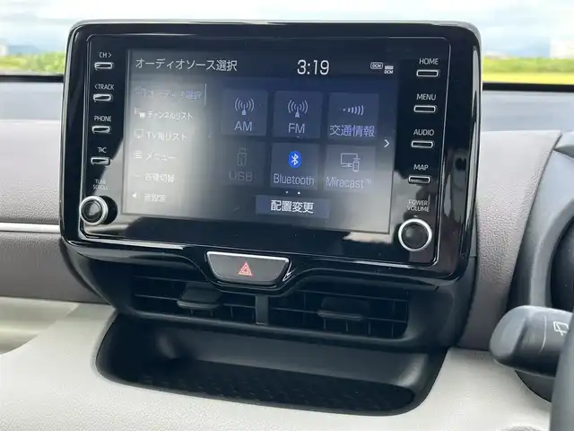 トヨタ ヤリス ハイブリッド Z 佐賀県 2023(令5)年 1万km プラチナホワイトパールマイカ 純正8型ディスプレイオーディオ/・AM/FM/BT/Appple Car Play/Android Auto//・パノラミックビューモニター/・ナビ機能付き/・TVキャンセラー/シートヒーター「運転席/助手席」/ハーフレザーシート/社外センターコンソール/純正前方ドライブレコーダー/純正フロアマット/純正ドアバイザー/新車保証書/取扱説明書/スペアキー1本/Toyota Safety Sense/・プリクラッシュセーフティ/・レーンディパーチャーアラート/・レーントレーシングアシスト（車線中央維持支援）/・アダプティブクルーズコントロール（全車速追従機能付）/・ロードサインアシスト（道路標識認識）/・パーキングサポートブレーキ/・インテリジェントクリアランスソナー/・ブラインドスポットモニター/・リアクロストラフィックオートブレーキ/・ドライバー異常時対応システム/・先行車発進告知機能/・SRSエアバッグ（運転席・助手席＋サイド＋カーテン）/・電子制御ブレーキシステム（ABS・EBD・ブレーキアシスト）/・VSC（車両安定制御システム）/・TRC（トラクションコントロール）/・緊急ブレーキシグナル/・ヒルスタートアシストコントロール