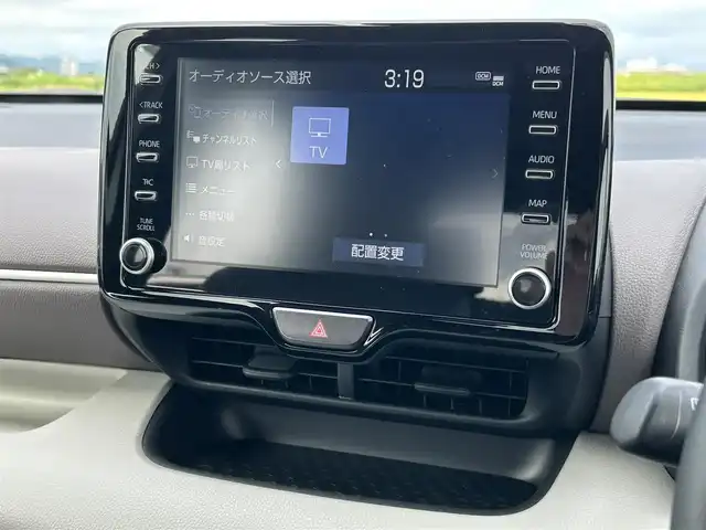 トヨタ ヤリス ハイブリッド Z 佐賀県 2023(令5)年 1万km プラチナホワイトパールマイカ 純正8型ディスプレイオーディオ/・AM/FM/BT/Appple Car Play/Android Auto//・パノラミックビューモニター/・ナビ機能付き/・TVキャンセラー/シートヒーター「運転席/助手席」/ハーフレザーシート/社外センターコンソール/純正前方ドライブレコーダー/純正フロアマット/純正ドアバイザー/新車保証書/取扱説明書/スペアキー1本/Toyota Safety Sense/・プリクラッシュセーフティ/・レーンディパーチャーアラート/・レーントレーシングアシスト（車線中央維持支援）/・アダプティブクルーズコントロール（全車速追従機能付）/・ロードサインアシスト（道路標識認識）/・パーキングサポートブレーキ/・インテリジェントクリアランスソナー/・ブラインドスポットモニター/・リアクロストラフィックオートブレーキ/・ドライバー異常時対応システム/・先行車発進告知機能/・SRSエアバッグ（運転席・助手席＋サイド＋カーテン）/・電子制御ブレーキシステム（ABS・EBD・ブレーキアシスト）/・VSC（車両安定制御システム）/・TRC（トラクションコントロール）/・緊急ブレーキシグナル/・ヒルスタートアシストコントロール