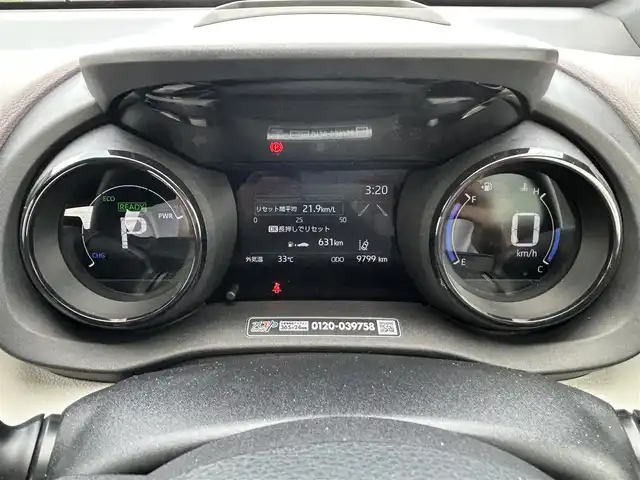 トヨタ ヤリス ハイブリッド Z 佐賀県 2023(令5)年 1万km プラチナホワイトパールマイカ 純正8型ディスプレイオーディオ/・AM/FM/BT/Appple Car Play/Android Auto//・パノラミックビューモニター/・ナビ機能付き/・TVキャンセラー/シートヒーター「運転席/助手席」/ハーフレザーシート/社外センターコンソール/純正前方ドライブレコーダー/純正フロアマット/純正ドアバイザー/新車保証書/取扱説明書/スペアキー1本/Toyota Safety Sense/・プリクラッシュセーフティ/・レーンディパーチャーアラート/・レーントレーシングアシスト（車線中央維持支援）/・アダプティブクルーズコントロール（全車速追従機能付）/・ロードサインアシスト（道路標識認識）/・パーキングサポートブレーキ/・インテリジェントクリアランスソナー/・ブラインドスポットモニター/・リアクロストラフィックオートブレーキ/・ドライバー異常時対応システム/・先行車発進告知機能/・SRSエアバッグ（運転席・助手席＋サイド＋カーテン）/・電子制御ブレーキシステム（ABS・EBD・ブレーキアシスト）/・VSC（車両安定制御システム）/・TRC（トラクションコントロール）/・緊急ブレーキシグナル/・ヒルスタートアシストコントロール