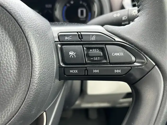 トヨタ ヤリス ハイブリッド Z 佐賀県 2023(令5)年 1万km プラチナホワイトパールマイカ 純正8型ディスプレイオーディオ/・AM/FM/BT/Appple Car Play/Android Auto//・パノラミックビューモニター/・ナビ機能付き/・TVキャンセラー/シートヒーター「運転席/助手席」/ハーフレザーシート/社外センターコンソール/純正前方ドライブレコーダー/純正フロアマット/純正ドアバイザー/新車保証書/取扱説明書/スペアキー1本/Toyota Safety Sense/・プリクラッシュセーフティ/・レーンディパーチャーアラート/・レーントレーシングアシスト（車線中央維持支援）/・アダプティブクルーズコントロール（全車速追従機能付）/・ロードサインアシスト（道路標識認識）/・パーキングサポートブレーキ/・インテリジェントクリアランスソナー/・ブラインドスポットモニター/・リアクロストラフィックオートブレーキ/・ドライバー異常時対応システム/・先行車発進告知機能/・SRSエアバッグ（運転席・助手席＋サイド＋カーテン）/・電子制御ブレーキシステム（ABS・EBD・ブレーキアシスト）/・VSC（車両安定制御システム）/・TRC（トラクションコントロール）/・緊急ブレーキシグナル/・ヒルスタートアシストコントロール