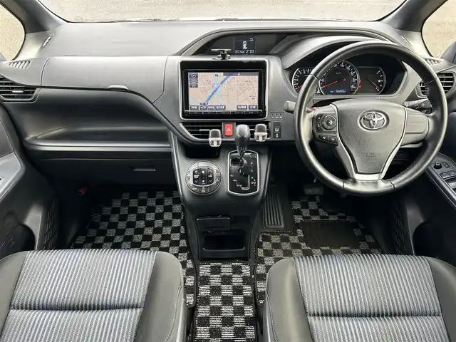 トヨタ ヴォクシー ZS 千葉県 2015(平27)年 6.7万km ブラック 純正ナビ/(AM/FM/BT/CD)/フルセグTV/バックカメラ/両側パワースライド/横滑り防止装置/ビルトインETC/プッシュスタート/スペアキー×1/LEDオートライト/純正16インチアルミホイール