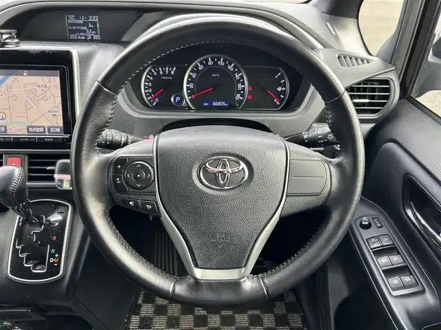 トヨタ ヴォクシー ZS 千葉県 2015(平27)年 6.7万km ブラック 純正ナビ/(AM/FM/BT/CD)/フルセグTV/バックカメラ/両側パワースライド/横滑り防止装置/ビルトインETC/プッシュスタート/スペアキー×1/LEDオートライト/純正16インチアルミホイール