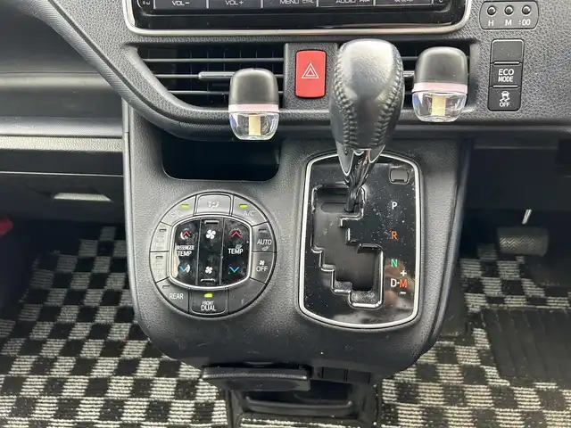 トヨタ ヴォクシー ZS 千葉県 2015(平27)年 6.7万km ブラック 純正ナビ/(AM/FM/BT/CD)/フルセグTV/バックカメラ/両側パワースライド/横滑り防止装置/ビルトインETC/プッシュスタート/スペアキー×1/LEDオートライト/純正16インチアルミホイール