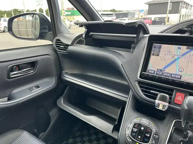 トヨタ ヴォクシー ZS 千葉県 2015(平27)年 6.7万km ブラック 純正ナビ/(AM/FM/BT/CD)/フルセグTV/バックカメラ/両側パワースライド/横滑り防止装置/ビルトインETC/プッシュスタート/スペアキー×1/LEDオートライト/純正16インチアルミホイール