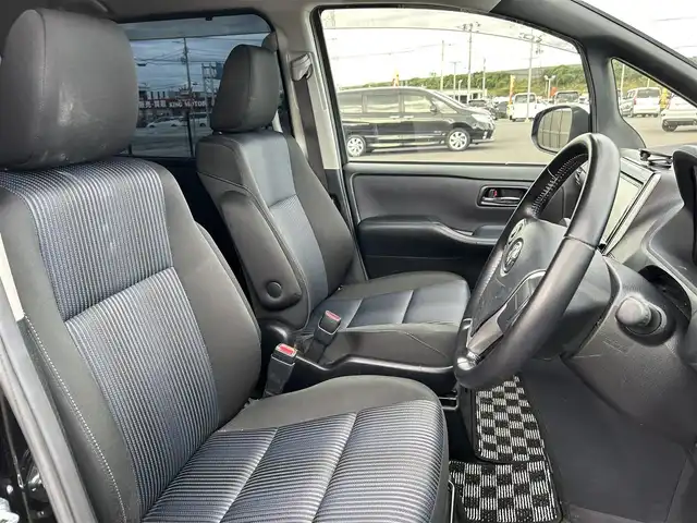 トヨタ ヴォクシー ZS 千葉県 2015(平27)年 6.7万km ブラック 純正ナビ/(AM/FM/BT/CD)/フルセグTV/バックカメラ/両側パワースライド/横滑り防止装置/ビルトインETC/プッシュスタート/スペアキー×1/LEDオートライト/純正16インチアルミホイール