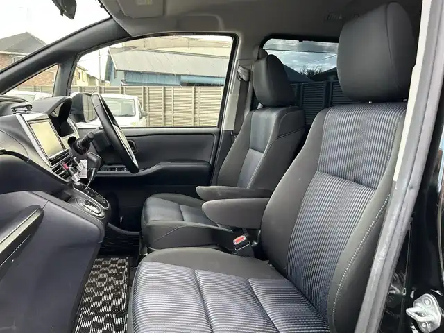 トヨタ ヴォクシー ZS 千葉県 2015(平27)年 6.7万km ブラック 純正ナビ/(AM/FM/BT/CD)/フルセグTV/バックカメラ/両側パワースライド/横滑り防止装置/ビルトインETC/プッシュスタート/スペアキー×1/LEDオートライト/純正16インチアルミホイール