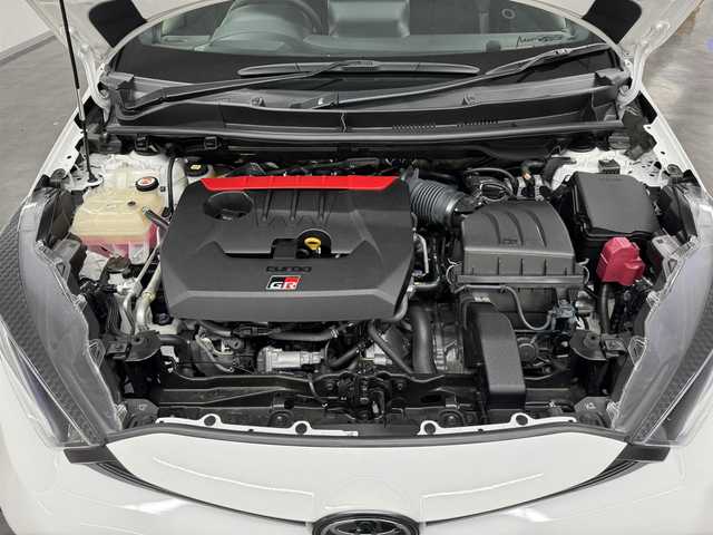 トヨタ ＧＲヤリス RZ ハイパフォーマンス 三重県 2020(令2)年 3万km スーパーホワイトⅡ プレミアムガソリン・ターボ/4WD/6F（iMT：オートブリッピング機能付）/純正 8インチディスプレイオーディオ＋ナビ/（AM/FM/USB/iPod/Bluetooth/Miracast/CarPlay/AndroidAuto）/バックガイドモニター/JBLプレミアムサウンドシステム/ビルトイン ETC2.0/【OP】予防安全パッケージ*1/●【OP】Toyota Safety Sense/-プリクラッシュセーフティ/●レーントレーシングアシスト/●レーダークルコン/●オートハイビーム/●ロードサインアシスト/・パーキングサポートブレーキ（前後静止物・後方接近車両）/・先行車発進告知機能/・セカンダリーコリジョンブレーキ/・ブラインドスポットモニター/・トラクションコントロール/装備/・【OP】カラーヘッドアップディスプレイ*1/・【OP】オートワイパー（雨滴感知式）*1/・【OP】シートヒーター*2/・【OP】ステアリングヒーター*2/・左右独立オートエアコン/・ステアリングスイッチ/・3灯式LEDヘッドランプ＆LEDフロントフォグライト/・オートワイパー（雨滴感知式）*1/・冷却スプレー機能付空冷インタークーラー/・スマートキーx2/・保/取/ナビ取/*1.*2はそれぞれセットでメーカーOP