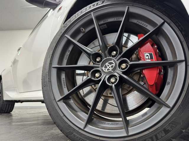 トヨタ ＧＲヤリス RZ ハイパフォーマンス 三重県 2020(令2)年 3万km スーパーホワイトⅡ プレミアムガソリン・ターボ/4WD/6F（iMT：オートブリッピング機能付）/純正 8インチディスプレイオーディオ＋ナビ/（AM/FM/USB/iPod/Bluetooth/Miracast/CarPlay/AndroidAuto）/バックガイドモニター/JBLプレミアムサウンドシステム/ビルトイン ETC2.0/【OP】予防安全パッケージ*1/●【OP】Toyota Safety Sense/-プリクラッシュセーフティ/●レーントレーシングアシスト/●レーダークルコン/●オートハイビーム/●ロードサインアシスト/・パーキングサポートブレーキ（前後静止物・後方接近車両）/・先行車発進告知機能/・セカンダリーコリジョンブレーキ/・ブラインドスポットモニター/・トラクションコントロール/装備/・【OP】カラーヘッドアップディスプレイ*1/・【OP】オートワイパー（雨滴感知式）*1/・【OP】シートヒーター*2/・【OP】ステアリングヒーター*2/・左右独立オートエアコン/・ステアリングスイッチ/・3灯式LEDヘッドランプ＆LEDフロントフォグライト/・オートワイパー（雨滴感知式）*1/・冷却スプレー機能付空冷インタークーラー/・スマートキーx2/・保/取/ナビ取/*1.*2はそれぞれセットでメーカーOP