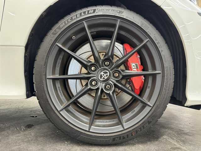 トヨタ ＧＲヤリス RZ ハイパフォーマンス 三重県 2020(令2)年 3万km スーパーホワイトⅡ プレミアムガソリン・ターボ/4WD/6F（iMT：オートブリッピング機能付）/純正 8インチディスプレイオーディオ＋ナビ/（AM/FM/USB/iPod/Bluetooth/Miracast/CarPlay/AndroidAuto）/バックガイドモニター/JBLプレミアムサウンドシステム/ビルトイン ETC2.0/【OP】予防安全パッケージ*1/●【OP】Toyota Safety Sense/-プリクラッシュセーフティ/●レーントレーシングアシスト/●レーダークルコン/●オートハイビーム/●ロードサインアシスト/・パーキングサポートブレーキ（前後静止物・後方接近車両）/・先行車発進告知機能/・セカンダリーコリジョンブレーキ/・ブラインドスポットモニター/・トラクションコントロール/装備/・【OP】カラーヘッドアップディスプレイ*1/・【OP】オートワイパー（雨滴感知式）*1/・【OP】シートヒーター*2/・【OP】ステアリングヒーター*2/・左右独立オートエアコン/・ステアリングスイッチ/・3灯式LEDヘッドランプ＆LEDフロントフォグライト/・オートワイパー（雨滴感知式）*1/・冷却スプレー機能付空冷インタークーラー/・スマートキーx2/・保/取/ナビ取/*1.*2はそれぞれセットでメーカーOP
