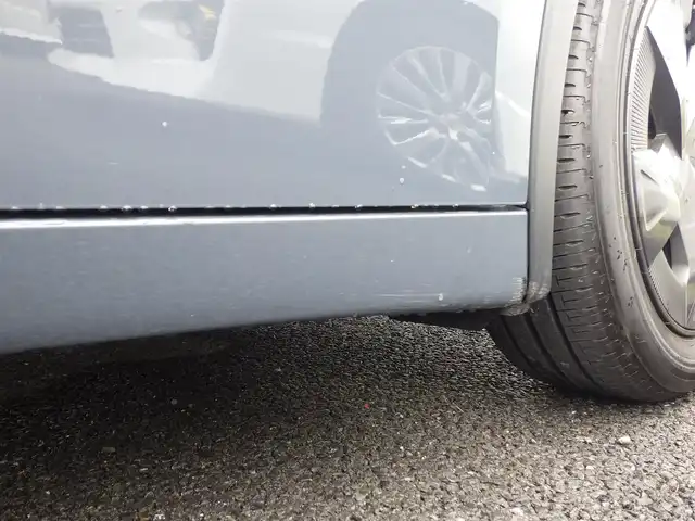 トヨタ プリウス U 千葉県 2023(令5)年 4.2万km グレー Toyota Safety Sense/・プリクラッシュセーフティ/・レーンディパーチャーアラート/・オートハイビーム/・レーダークルーズコントロール/・ブラインドスポットモニター/ディスプレイオーディオ/純正地デジTV/【Bluetooth接続】/バックカメラ/革巻きステアリング/ステアリングスイッチ/ステアリングヒーター/ETC（2.0）/LEDヘッドライト/ウインカーミラー/クリアランスソナー/純正17インチアルミホイル/サイド/カーテンエアバッグ/スマートキー