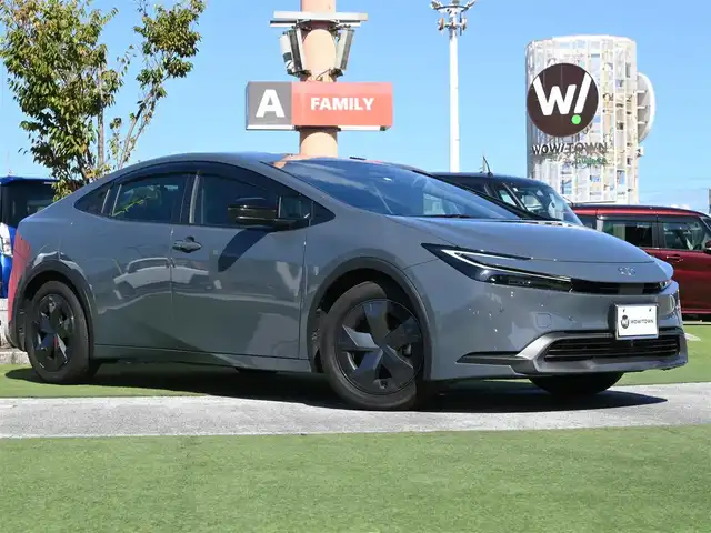 トヨタ プリウス U 千葉県 2023(令5)年 4.2万km グレー Toyota Safety Sense/・プリクラッシュセーフティ/・レーンディパーチャーアラート/・オートハイビーム/・レーダークルーズコントロール/・ブラインドスポットモニター/ディスプレイオーディオ/純正地デジTV/【Bluetooth接続】/バックカメラ/革巻きステアリング/ステアリングスイッチ/ステアリングヒーター/ETC（2.0）/LEDヘッドライト/ウインカーミラー/クリアランスソナー/純正17インチアルミホイル/サイド/カーテンエアバッグ/スマートキー