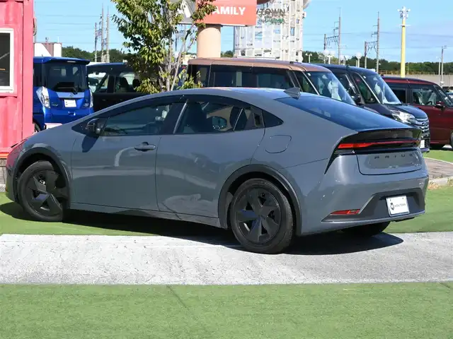 トヨタ プリウス U 千葉県 2023(令5)年 4.2万km グレー Toyota Safety Sense/・プリクラッシュセーフティ/・レーンディパーチャーアラート/・オートハイビーム/・レーダークルーズコントロール/・ブラインドスポットモニター/ディスプレイオーディオ/純正地デジTV/【Bluetooth接続】/バックカメラ/革巻きステアリング/ステアリングスイッチ/ステアリングヒーター/ETC（2.0）/LEDヘッドライト/ウインカーミラー/クリアランスソナー/純正17インチアルミホイル/サイド/カーテンエアバッグ/スマートキー