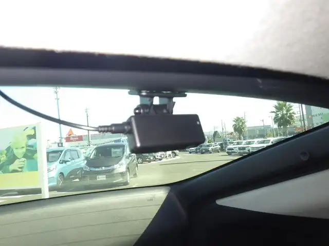 トヨタ プリウス U 千葉県 2023(令5)年 4.2万km グレー Toyota Safety Sense/・プリクラッシュセーフティ/・レーンディパーチャーアラート/・オートハイビーム/・レーダークルーズコントロール/・ブラインドスポットモニター/ディスプレイオーディオ/純正地デジTV/【Bluetooth接続】/バックカメラ/革巻きステアリング/ステアリングスイッチ/ステアリングヒーター/ETC（2.0）/LEDヘッドライト/ウインカーミラー/クリアランスソナー/純正17インチアルミホイル/サイド/カーテンエアバッグ/スマートキー