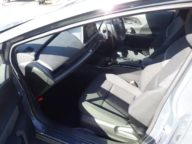 トヨタ プリウス U 千葉県 2023(令5)年 4.2万km グレー Toyota Safety Sense/・プリクラッシュセーフティ/・レーンディパーチャーアラート/・オートハイビーム/・レーダークルーズコントロール/・ブラインドスポットモニター/ディスプレイオーディオ/純正地デジTV/【Bluetooth接続】/バックカメラ/革巻きステアリング/ステアリングスイッチ/ステアリングヒーター/ETC（2.0）/LEDヘッドライト/ウインカーミラー/クリアランスソナー/純正17インチアルミホイル/サイド/カーテンエアバッグ/スマートキー