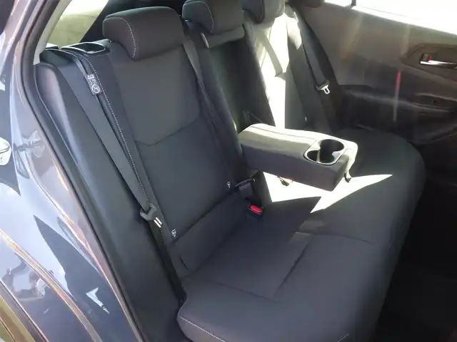 トヨタ プリウス U 千葉県 2023(令5)年 4.2万km グレー Toyota Safety Sense/・プリクラッシュセーフティ/・レーンディパーチャーアラート/・オートハイビーム/・レーダークルーズコントロール/・ブラインドスポットモニター/ディスプレイオーディオ/純正地デジTV/【Bluetooth接続】/バックカメラ/革巻きステアリング/ステアリングスイッチ/ステアリングヒーター/ETC（2.0）/LEDヘッドライト/ウインカーミラー/クリアランスソナー/純正17インチアルミホイル/サイド/カーテンエアバッグ/スマートキー