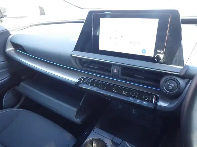 トヨタ プリウス U 千葉県 2023(令5)年 4.2万km グレー Toyota Safety Sense/・プリクラッシュセーフティ/・レーンディパーチャーアラート/・オートハイビーム/・レーダークルーズコントロール/・ブラインドスポットモニター/ディスプレイオーディオ/純正地デジTV/【Bluetooth接続】/バックカメラ/革巻きステアリング/ステアリングスイッチ/ステアリングヒーター/ETC（2.0）/LEDヘッドライト/ウインカーミラー/クリアランスソナー/純正17インチアルミホイル/サイド/カーテンエアバッグ/スマートキー