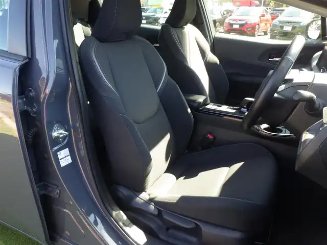 トヨタ プリウス U 千葉県 2023(令5)年 4.2万km グレー Toyota Safety Sense/・プリクラッシュセーフティ/・レーンディパーチャーアラート/・オートハイビーム/・レーダークルーズコントロール/・ブラインドスポットモニター/ディスプレイオーディオ/純正地デジTV/【Bluetooth接続】/バックカメラ/革巻きステアリング/ステアリングスイッチ/ステアリングヒーター/ETC（2.0）/LEDヘッドライト/ウインカーミラー/クリアランスソナー/純正17インチアルミホイル/サイド/カーテンエアバッグ/スマートキー