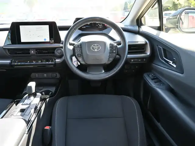 トヨタ プリウス U 千葉県 2023(令5)年 4.2万km グレー Toyota Safety Sense/・プリクラッシュセーフティ/・レーンディパーチャーアラート/・オートハイビーム/・レーダークルーズコントロール/・ブラインドスポットモニター/ディスプレイオーディオ/純正地デジTV/【Bluetooth接続】/バックカメラ/革巻きステアリング/ステアリングスイッチ/ステアリングヒーター/ETC（2.0）/LEDヘッドライト/ウインカーミラー/クリアランスソナー/純正17インチアルミホイル/サイド/カーテンエアバッグ/スマートキー