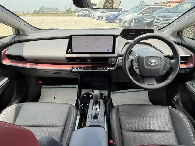 トヨタ プリウス Z 愛知県 2023(令5)年 4.5万km グレー 純正12.3型ディスプレイオーディオ/　(コネクティッドナビ対応)/フルセグTV/パワーバックドア/パノラミックビューモニター/ビルトインETC2.0/レーダークルーズコントロール/クリアランスソナー/セーフティセンス/・プリクラッシュセーフティ/・フロントクロストラフィックアラート/・レーントレーシングアシスト/・ロードサインアシスト/・ドライバー異常時対応システム/・発進遅れ告知機能/・レーンチェンジアシスト/・レーンディパーチャーアラート/・オートマチックハイビーム/ブラインドスポットモニター/トヨタチームメイト/パーキングサポートブレーキ/LEDヘッドランプ/合皮巻きステアリング/ステアリングヒーター/合皮スポーティシート/前席シートヒーター/ベンチレーション/運転席メモリー付パワーシート/純正19インチアルミホイール/スマートエントリー/スタートシステム/禁煙車