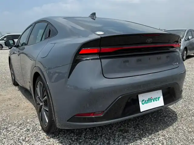 トヨタ プリウス Z 愛知県 2023(令5)年 4.5万km グレー 純正12.3型ディスプレイオーディオ/　(コネクティッドナビ対応)/フルセグTV/パワーバックドア/パノラミックビューモニター/ビルトインETC2.0/レーダークルーズコントロール/クリアランスソナー/セーフティセンス/・プリクラッシュセーフティ/・フロントクロストラフィックアラート/・レーントレーシングアシスト/・ロードサインアシスト/・ドライバー異常時対応システム/・発進遅れ告知機能/・レーンチェンジアシスト/・レーンディパーチャーアラート/・オートマチックハイビーム/ブラインドスポットモニター/トヨタチームメイト/パーキングサポートブレーキ/LEDヘッドランプ/合皮巻きステアリング/ステアリングヒーター/合皮スポーティシート/前席シートヒーター/ベンチレーション/運転席メモリー付パワーシート/純正19インチアルミホイール/スマートエントリー/スタートシステム/禁煙車