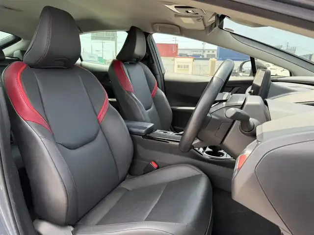 トヨタ プリウス Z 愛知県 2023(令5)年 4.5万km グレー 純正12.3型ディスプレイオーディオ/　(コネクティッドナビ対応)/フルセグTV/パワーバックドア/パノラミックビューモニター/ビルトインETC2.0/レーダークルーズコントロール/クリアランスソナー/セーフティセンス/・プリクラッシュセーフティ/・フロントクロストラフィックアラート/・レーントレーシングアシスト/・ロードサインアシスト/・ドライバー異常時対応システム/・発進遅れ告知機能/・レーンチェンジアシスト/・レーンディパーチャーアラート/・オートマチックハイビーム/ブラインドスポットモニター/トヨタチームメイト/パーキングサポートブレーキ/LEDヘッドランプ/合皮巻きステアリング/ステアリングヒーター/合皮スポーティシート/前席シートヒーター/ベンチレーション/運転席メモリー付パワーシート/純正19インチアルミホイール/スマートエントリー/スタートシステム/禁煙車